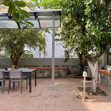 Hidden garden 10’ walking to Acropolis Appartement Athene Buitenkant foto